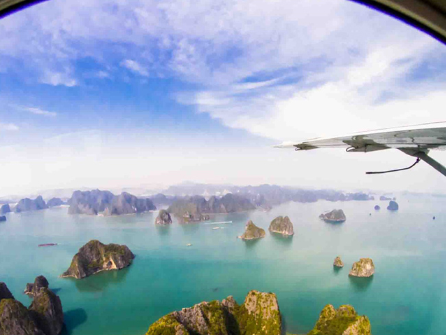 See the whole Halong Bay from helicopter 